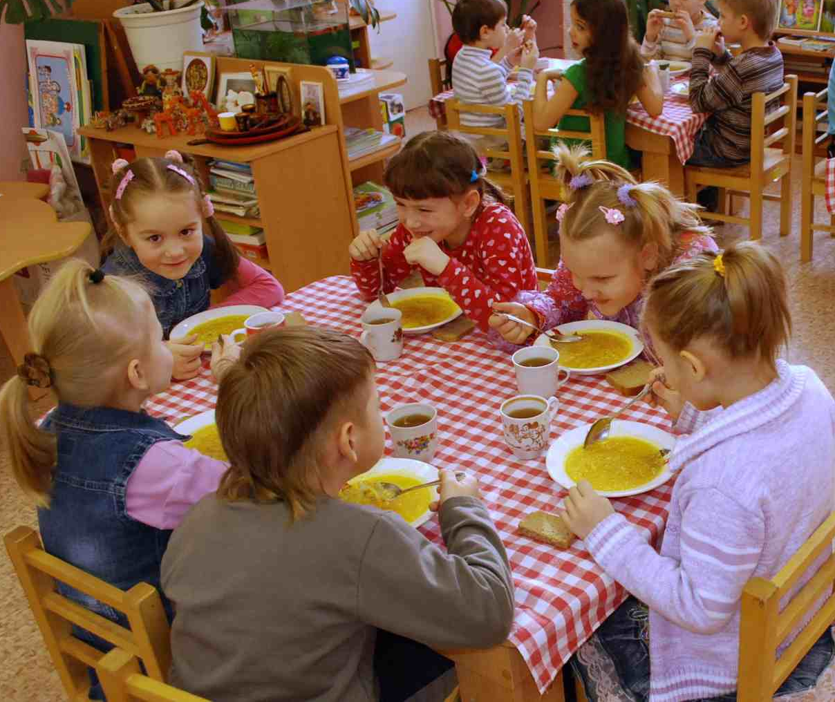Детский садик найди. Еда в детском саду. Столовая в детском саду с детьми. Обед в детском саду. Обед в садике.